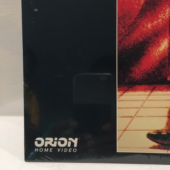 Orion Home Video Widescreen Edition “DRESS TO KILL”. - Picture 3 of 5